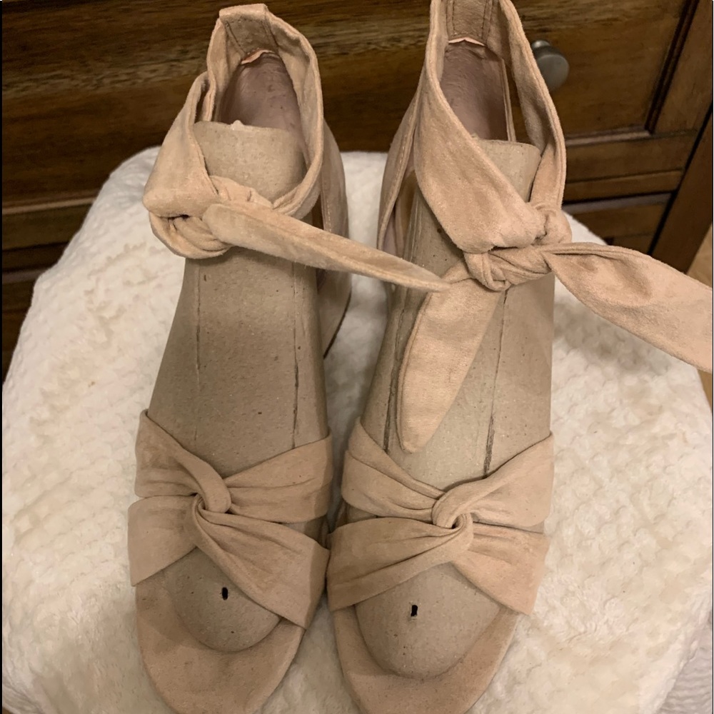 Lucky Brand Tan/Nude suede ankle tie block heels.